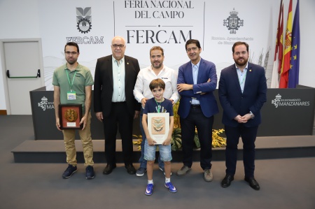 Autoridades con los ganadores de las medallas de oro de Fercam 2026 Autoridades con los ganadores de las medallas de oro de Fercam 2026