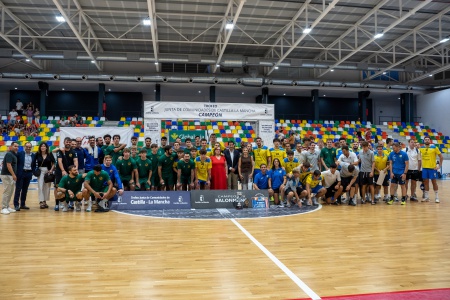 Foto conjunta de los tres equipos con las autoridades tras la entrega de trofeos