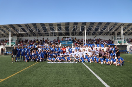 Foto conjunta de los dos equipos antes del partido