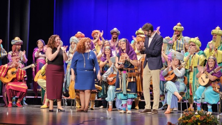 Entrega de un trofeo de recuerdo al Coro de los Estudiantes de Cádiz