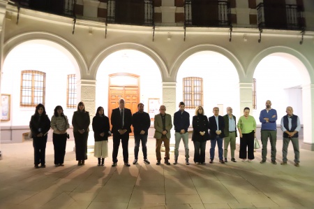 Miembros de la Corporación Municipal durante el minuto de silencio
