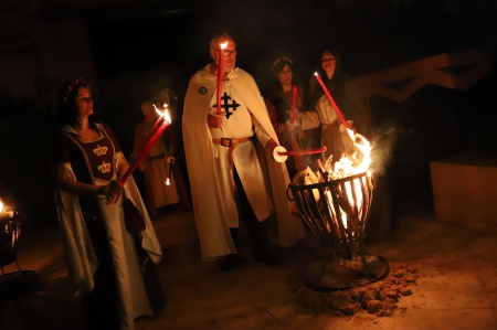 El Comendador enciende la antorcha al inicio de la procesión que abrió las Jornadas El Comendador enciende la antorcha al inicio de la procesión que abrió las Jornadas