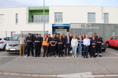 Participantes en el curso junto a las autoridades Participantes en el curso junto a las autoridades
