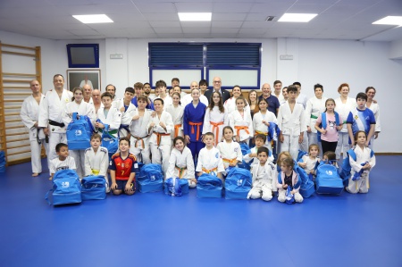 Entrega de mochilas y camisetas a alumnado de la escuela de judo