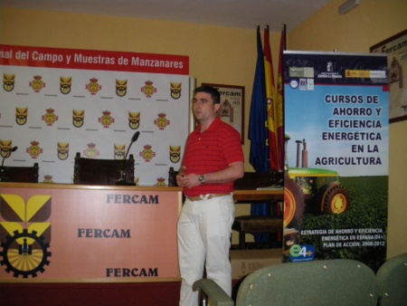 Julián Lozano, de AGECAM, durante la conferencia