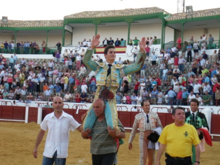 Daniel Luque, a hombros