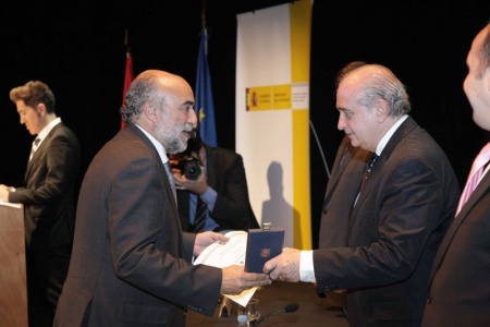 Alcalde recibiendo la medalla de manos del Ministro