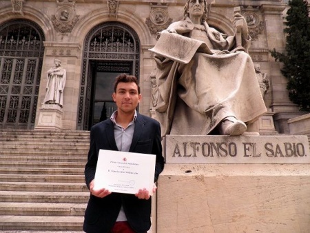 Francisco José Molina León con dipploma en la escalinata de la Biblioteca Nacional