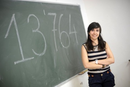 (Fotografía de Pablo Lorente / La Tribuna de Ciudad Real) Beatriz Fernández-Arroyo posando junto a su nota obtenida en PAEG 2013