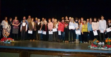 Foto de familia de los voluntarios que recibieron el reconocimiento
