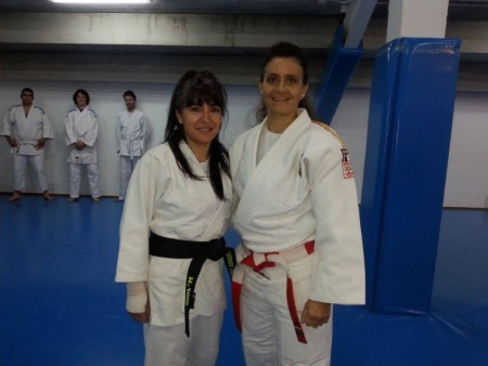 María José Patón junto a la profesora, Paqui Moreno, tras recibir el cinturón negro