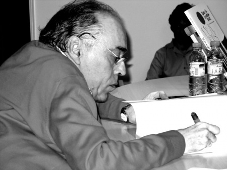 Paco Romero, firmando su primer libro sobre la historia del Club Jace
