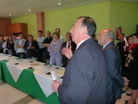 Imagen de la primera cata, con la presencia del alcalde junto a Javier Sánchez-Migallón