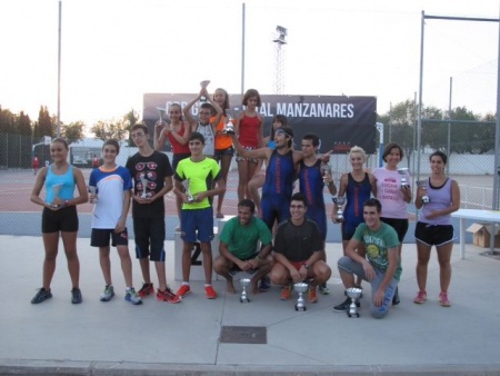 Plantel de premiados en el Acuatlón.