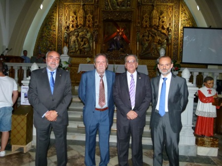 Manuel Díaz-Pinés, flanqueado por el alcalde (a su izquierda) y por Agustín Trujillo (Hno. Mayor NPJP) y Manuel Gallego, pregonero 2013