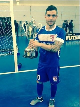Raúl Solano con el título de campeón inglés con el Baku United