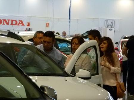 Visitantes viendo vehículos expuestos