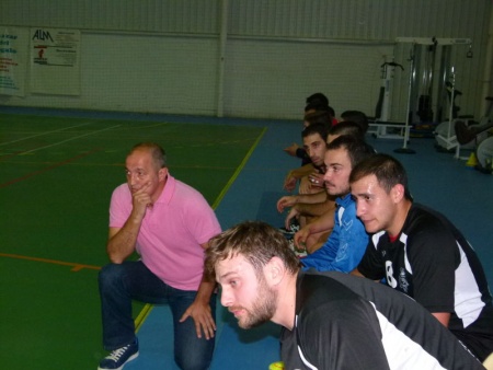 Paco Vidal dando instrucciones en el banquillo