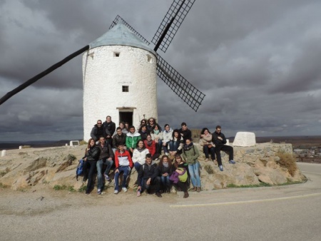 Los excursionistas, junto a uno de los molinos de viento de Consuegra