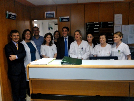 Echániz junto a profesionales del Hospital de Manzanares durante su reciente visita