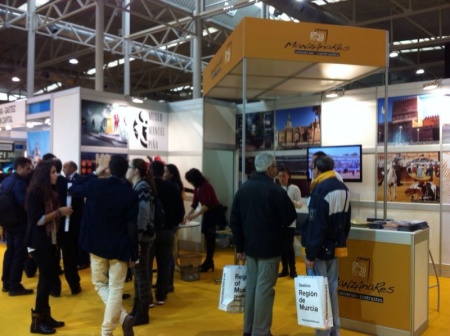 Visitantes en el stand de Manzanares este viernes