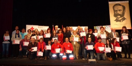 Foto de familia de los voluntarios reconocidos, presidentes locales y autoridades