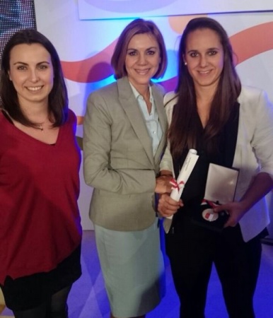 Sonia Molina, felicitada por Mª Dolores Cospedal y Carmen Beatriz Alcolea