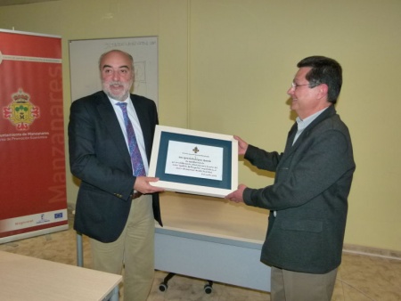 Entrega del reconocimiento al monitor, Gerardo Rodríguez