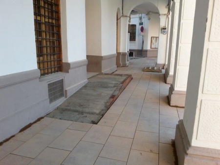 Imagen del nuevo acerado y de la rampa de acceso al salón de plenos