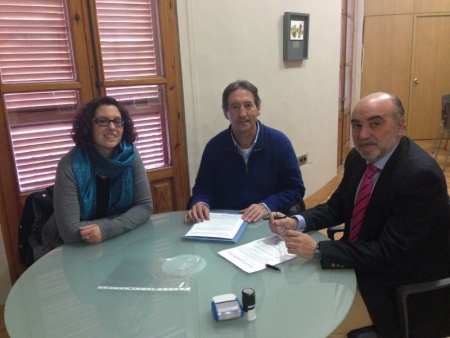 Ana Maestro y Modesto Salgado, de Proyecto Hombre, junto al alcalde de Manzanares, tras la firma del convenio