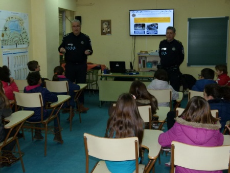 Los policías locales, durante una de las charlas en el CEIP "Tierno Galván"