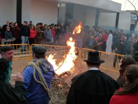 Mucho público congregado en la incineración de la sardina