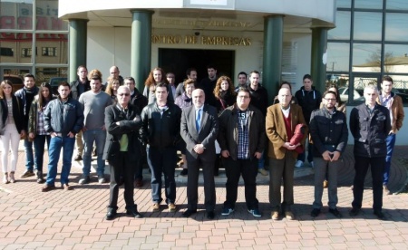 Becarios y empresarios junto al alcalde de Manzanares
