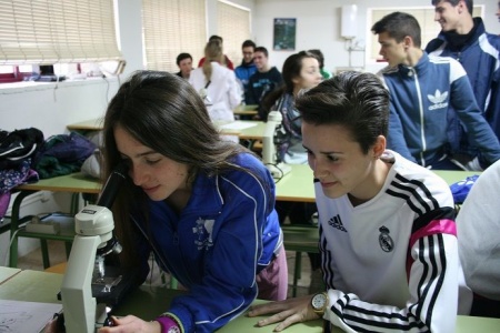 Alumnado del bachillerato de excelencia en una de sus prácticas
