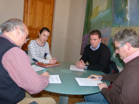 Firma del convenio entre el alcalde y los directores de los institutos, en presencia de la concejal de Juventud
