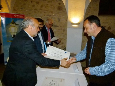 Entrega de los diplomas a uno de los participantes