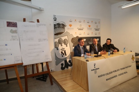 El consejero Marcial Marín junto al alcalde y al delegado de la Junta en la provincia
