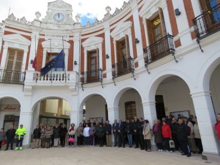 Minuto de silencio bajo las banderas a media asta