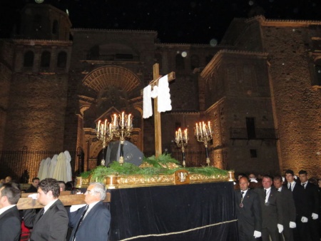 La Santa Cruz, a su salida de la parroquia de la Asunción en el Vía Crucis del Miércoles Santo