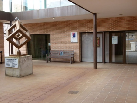 Patio de entrada del Centro de la Mujer