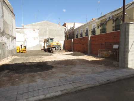 Trabajos de acondicionamiento del aparcamiento en el interior del solar