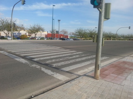 El paso hacia la pista de atletismo es uno de los que se elevarán una vez acondicionado el vado de la acera