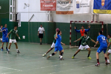 Ataque manzanareño en la cancha canaria