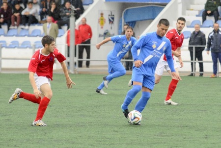 Carlos Arroyo (con el balón) y Kevin, dos de los autores de los goles locales. Foto: Roque J. Cuesta