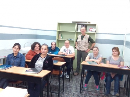 Participantes en el taller junto al monitor en el aula del parque