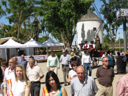 Momento de la procesión, con San Isidro al fondo, a su paso por el recinto de FERCAM