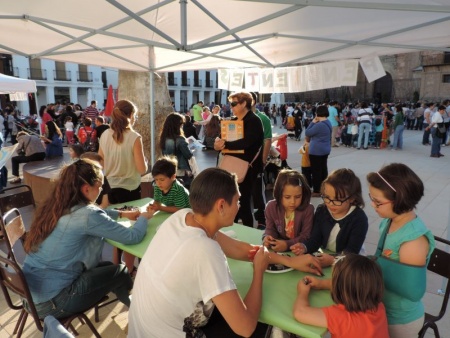 Juegos de mesa y talleres celebrados en la plaza de la Constitución