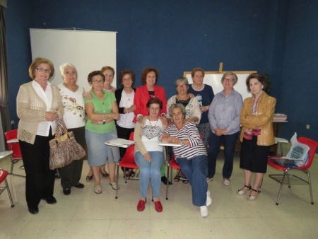 Participantes junto a la monitora del taller