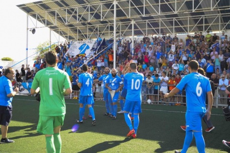 Jugadores del Manzanares saludando a su afición en el partido ante el Pontevedra. Foto: Roque J. Cuesta
