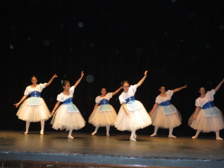 Actuación en el festival de fin de curso de danza